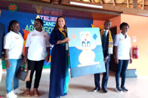 Le Dr de la Culture et de la Francophonie d'Abengourou Guninan Kouadio remet un tableau au ministre Françoise Remarck à la clôture de l'atelier de vacances au CAFOP d'Abengourou vendredi 02 août 2024