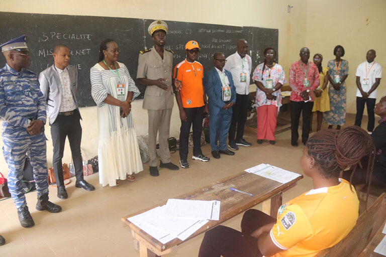 Le secrétaire général de préfecture, Koffi Yao Kan Claude exhortant les candidats d'une salle de composition du concours de la Fonction Publique samedi 14 septembre 2024 à San Pedro